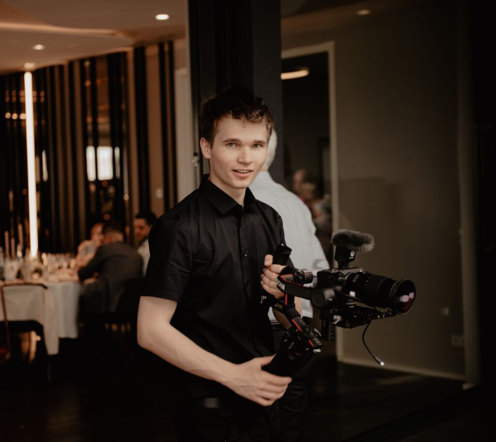 Alex - Professioneller Filmemacher mit Kamera